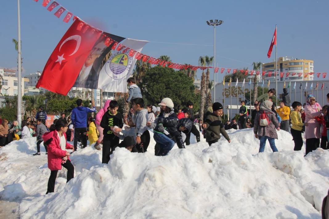 Mersin Sahiline Kamyonlarla Taşıdılar. Birkaç Saat Demeyip Şenlik Düzenlediler 4